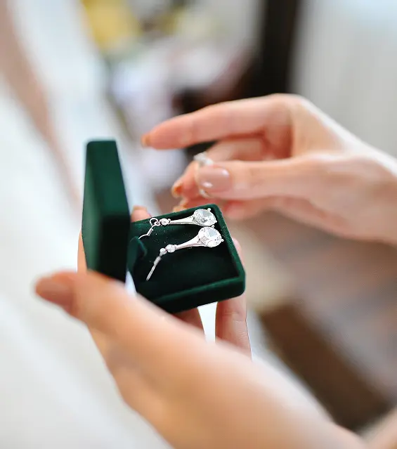 Jewelry gift box with earrings